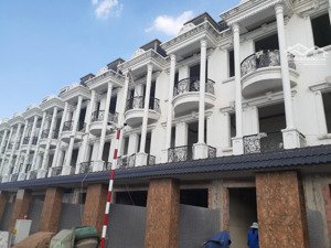 bán gấp nhà mặt phố 80m2 xây sẵn 3 tầng, sẵn sổ, full nội thất tại trung tâm tp. dĩ an