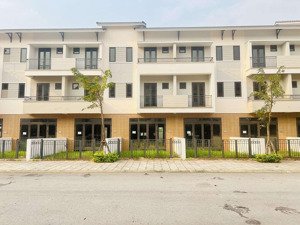 nhà phố 3 tầng sát ngay hà nội, đối diện ga metro trung mầu hà nội, mua tận gốc. lh 