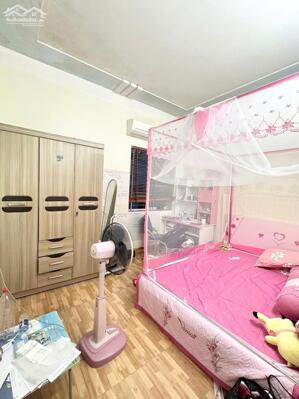 Cực hiếm nhà 3 tầng 42m2 ngay Metro Sở Dầu, đường 5m, oto đỗ cửa