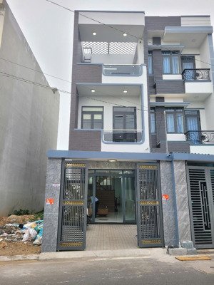 cần bán gấp nhà 3 tầng 81,9m2, ở tân đông hiệp ngay dt 743b, 4phòng ngủ, 4wc giá tốt 5ty8