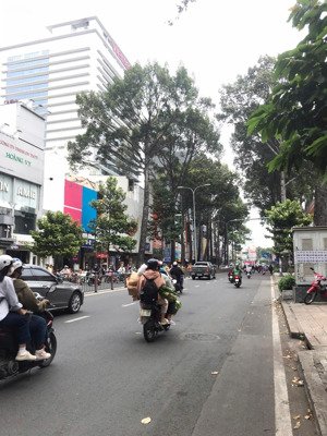 siêu phẩm!! bán nhà mặt tiền đường 3/2 ngay hà đô centrosa, p12 q.10. dt 4.2x27m (4 tầng) giá 40 tỷ