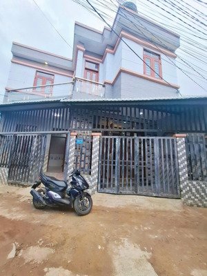 nhà 1l1t có 5pn ngay chợ tân vạn, có máy lạnh, cực thoáng kiên cố