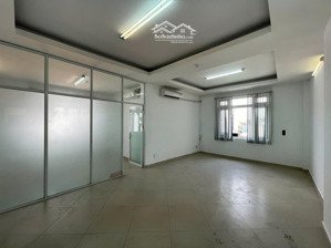 văn phòng 45m2 vách kính chia phòng có máy lạnh wc riêng mặt tiền nơ trang long