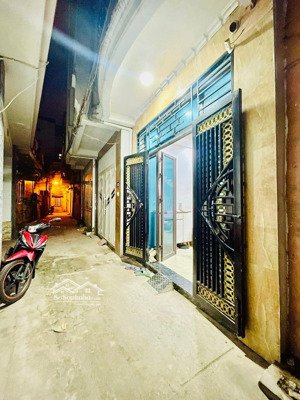 bán nhà dịch vọng- nhà như mới- ba gác đỗ cửa- 30m ra ô tô ngõ thông tứ phía- sổ như phân lô | 8 tỷ