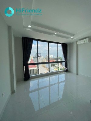 phòng siêu rộng hơn 40m2 cửa sổ trời to, thoáng ánh sáng ngay trần bá giao