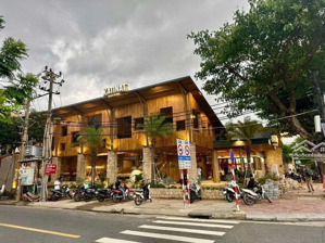 cho thuê nhà mặt phố văn quán, dt 250m2 x 2t, mt lô góc 12m vị trí đẹp đối diện là view hồ