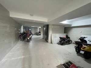 tòa nhà chdv 8m x 24m ,cn 180m2 .1 hầm 5 tầng .30 phòng .pccc đủ .hđt 130tr / tháng .giá bán 33tỷ