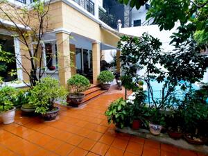 Biệt thự siêu đẹp với sân vườn và bể bơi, tổng 4 phòng ngủ, 5 phòng tắm tại Tây Hồ cho thuê