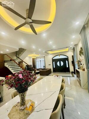 Cho thuê nguyên căn liền kề 4 tầng tại Vinhomes Imperia, vị trí trung tâm, không gian yên tĩnh. LH: 0989.099.526.