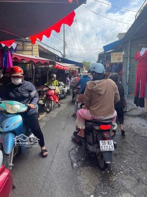 mặt tiền chợ kinh doanh. đang cho thuê thu nhập 18 triệu/tháng. sổ hồng riêng