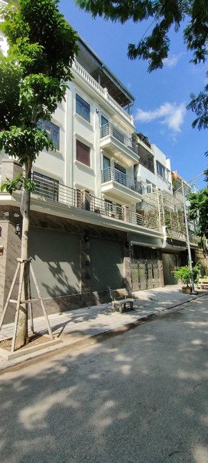 cho thuê nhà liền kề khu đô thị văn phú, hà đông, dt 90m2 x 4t, mt 5m ô tô đỗ cửa giá 17 triệu