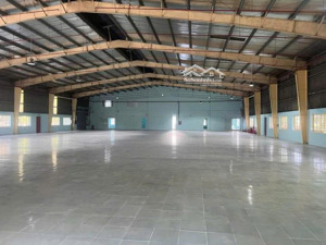 cho thuê kho xưởng ngoài kcn đức hòa, long an, khuôn viên: 4.000m2, xây dựng: 2.000m2