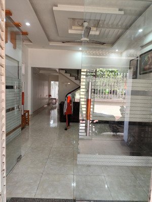 bán gấp nhà còn rất mới đẹp dân xây, có sân cổng, khe thoáng, giá rẻ