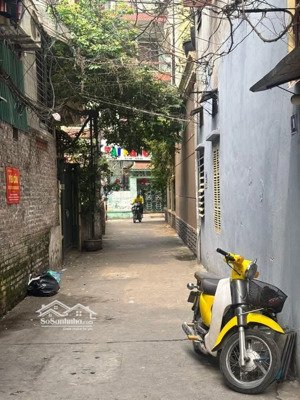 nhà đất lạc long quân - sổ đỏ phân lô nhà dân xây chắc chắn.- ôtô đỗ cửa- cách 1 nhà ra ô tô tránh