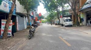 Bán đất mặt phố Nguyễn Văn Hưởng 94 mt 7.8m 32.8 tỷ ô tô tránh đỗ view Hồ sau nhà