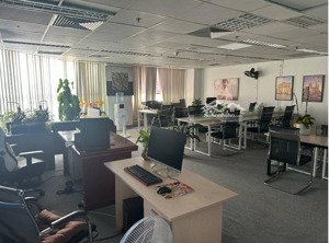 nhượng lại văn phòng 180 m2 ở 72t trần đăng ninh, cầu giấy, hà nội tặng nội thất vp 80 triệu.