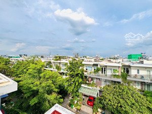 nhà đẹp 3 tầng trong khu compound, view sông thoáng mát, có công viên hồ bơi, bv 24/24, hỗ trợ bank