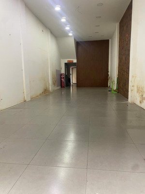 nhà gốc 2 mặt tiền võ văn kiệt, dt 4m x 20m, gần chợ hòa bình .