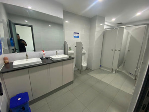 văn phòng vị trí đắc địa mặt tiền trần não 40m2 21tr bao phí quản lý