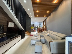 chủ chuyển công tác cần bán gấp căn nhà 3 tầng xây ở tâm huyết nội thất gỗ cao cấp