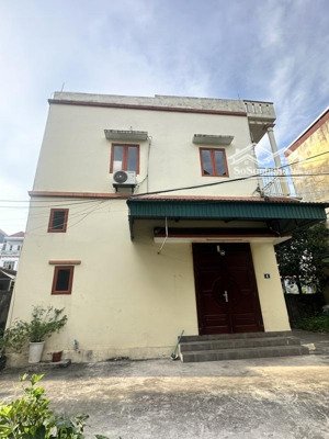 lô góc, 3 mặt thoáng, ô tô vào nhà, bán kính 100m là trường học các cấp. dân trí cao