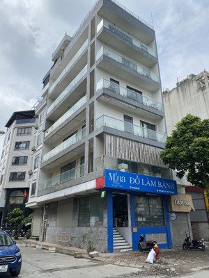 nhà 7 tầng xây theo kiểu văn phòng, diện tích mỗi tầng 80m2, cho thuê 3 tầng