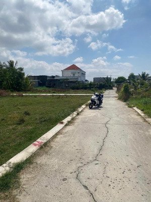 cần lô đất gần ngay trung tâm bến lức, long an, 108m2, shr