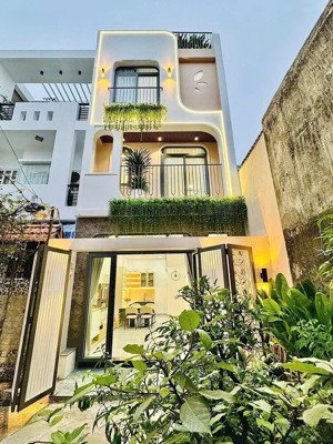 cần bán nhà ngay uỷ ban bến lức long an