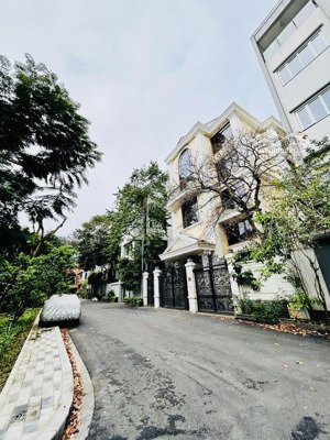 nhà biệt thự sân vườn quan chức cấp cao quận tây hồ, 292m2 mặt tiền: 16m, an ninh tốt, giá: 159 tỷ