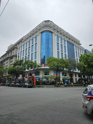 cho thuê nhà mặt phố hoàng quốc việt 2400m - mặt tiền 32m. làm showroom, vp,ngân hàng,spa,siêu thị.
