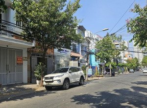 bán nhà tân quy, nhà cũ tiện xây mới, 80m2 chỉ 9 tỷ - lh mr thành