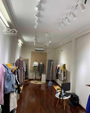 cần bán nhà sổ đỏ chính chủ 4 tầng dân xây gần mặt đường ngọc lâm cạnh chung cư mipec