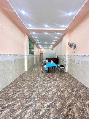 cho thuê nhà lầu lộ oto đậu trước nhà dt 4x17=68m2 có 3pn 4wc nội thất 3 máy lạnh gần trường dhyd