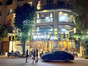 cho thuê mặt bằng lô góc mặt phố trần quốc hoàn dt 270m2. 3 tầng. tuyến phố sinh viên. kd sầm uất