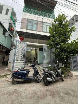 chủ cần bán nhà căn góc 3 tầng đúc kiên cố dt 53,7m2 đường ht 3m, gần siêu thị go, giá 3ty850tr tl