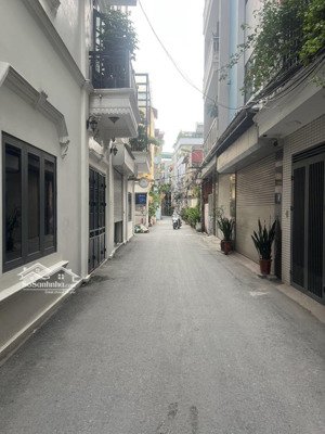 bán nhanh 57m2 đất ngọc thuỵ sát công viên - kđt khai sơn. gần chợ trường học tiện ích - sầm uất