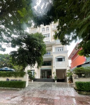 ngộp - bán gấp nhà mặt phố dòng tiền hơn 400m2 sàn - ngay mặt tiền trục xương sống q10