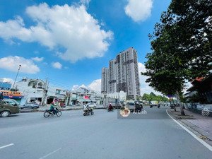 giảm 2 tỷ nhà linh trung mặt tiền 3 tầng có gara ô tô gần phạm văn đồng shr sẵn doanh thu 45tr/th