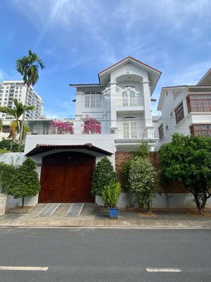 bán nhà biệt thự quận 7 hướng đông nam, dt 9m x 18.6m, nhà 3 tầng, 2 mặt thoáng, 18,5 tỷ tl