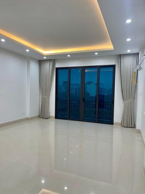 cho thuê nhà cầu diễn, mới tinh, thang máy, xe tải đỗ cửa, full điều hoà