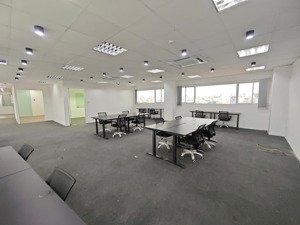 cần sang nhượng văn phòng lô góc lê văn lương 110m2 chia sẵn 3 phòng ô tô đỗ cửa. lh: 