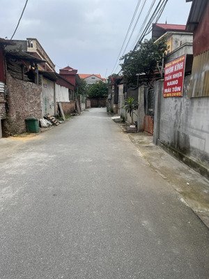 chị e cần tiền nhờ bán hộ lô đất tại phù đổng gia lâm hà nội, lô đất 2 mặt tiền, ngõ 4m thông