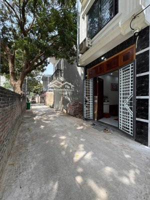 bán nhà 35m2 giá 3tỷ3xx ngõ ô tô thông nhà xây 5 tầng thoáng mát , sổ đỏ chuẩn không quy hoạch