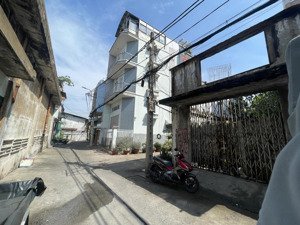 quận 11 - bán nhà nát tiện xây mới - xe hơi tới cửa - 4,5m2 x 26m - lô góc 2 mặt thoáng