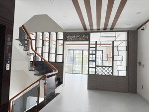 bán căn shophouse đã hoàn thiện ngay trục cổng chính giá 7,368tỷ, nằm đường thái sơn 2 