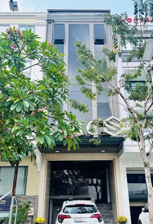 nhà mặt tiền khu k300 dt: 5x20m hầm trệt 4 lầu cho thuê