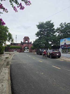 bán lô đất trục đường ngô gia tự rộng 16m cách chợ thành 500m. lh 