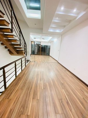 chính chủ cần cho thuê nhà nguyễn ngọc nại, thanh xuân, 100m2, 7 tầng có thang máy giá 35tr/th