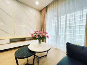 chính chủ cần bán căn hộ 2pn2wc, 70m2, cc rivera park, full nội thất xịn,sổ đỏ, có slot, giá 6,8 tỷ