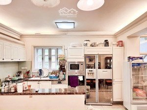 biệt thự sân vườn 3 tầng - mặt phố nguyễn gia thiều - tinh hoa phố cổ. 250m2, mt 8,28m - 210 tỷ.